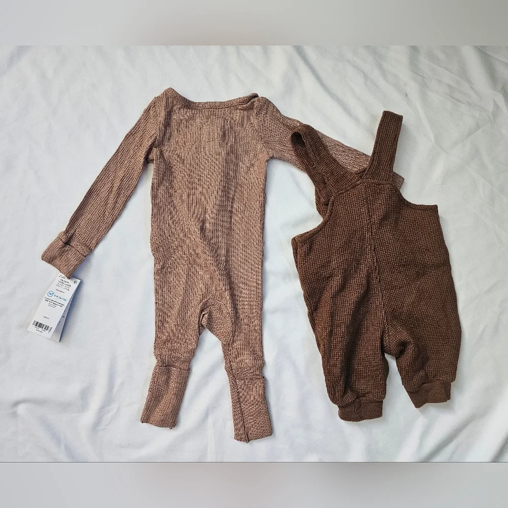 Set Of Newborn Neutral Pieces- Carter's- Romper And 2-Way Zip One-Piece- Newborn